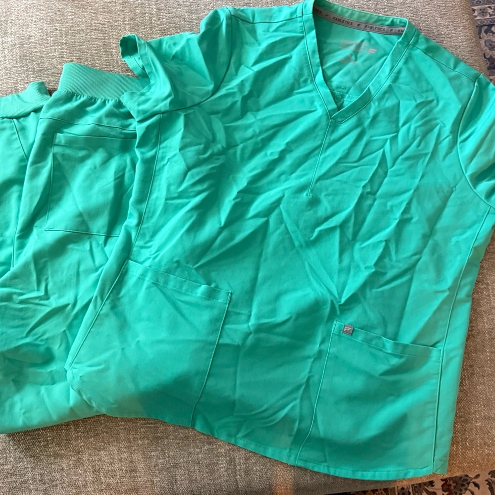 Fabletics Women's Teal V-Neck Scrub Set